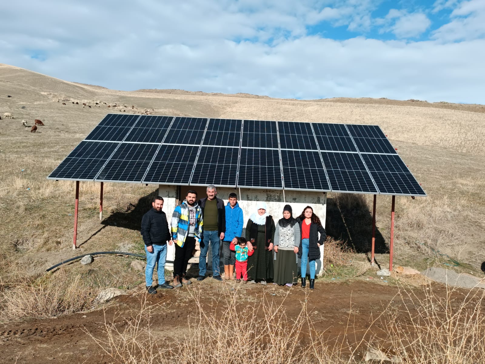 Muş Varto Aşağıalagöz Köyü mezrasındaki mevcut su kuyusunu 6kw güneş enerjisi ile destekledik.